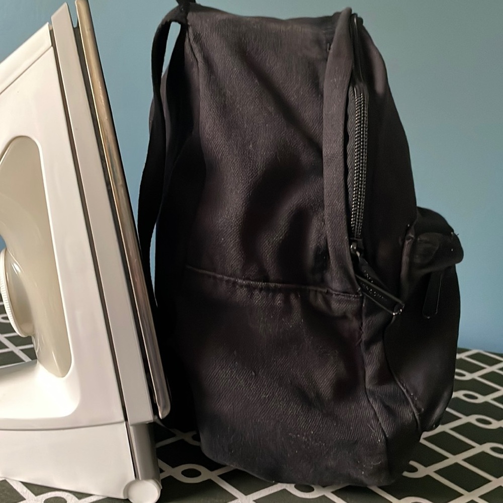 Mini Herschel backpack. Good Condition, no rips or tears, outer pocket